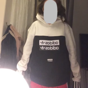 Adidas Hoodie Stl M - Gör go adidas hoodie och sorry för de sjukt stela bilderna hah. Vid intresse kan jag skicka fler bilder om så önskas, priset går också att diskutera.