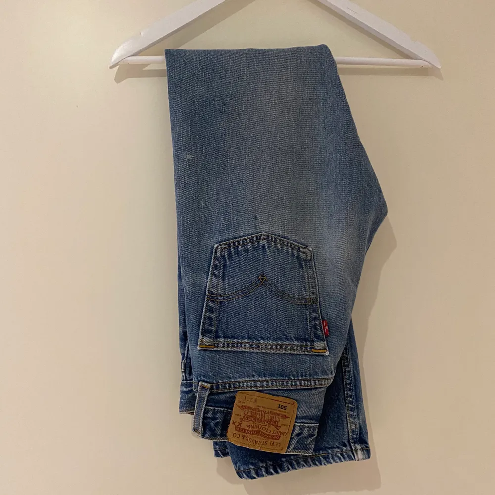 Ett par sjukt snygga levis jeans i modellen 501, skitsnygg färg!🤩 Dom är tyvärr försmå på mig:( levis vintage jeans är lite mindre i storleken så skulle nog passa nån med waist 25/26💕. Jeans & Byxor.