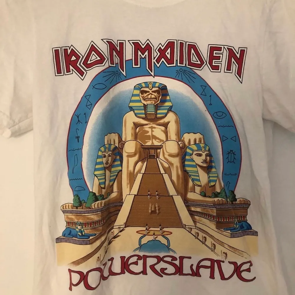 SUPERsnygg tisha med Iron Maiden tryck på. Knappt använd så i bra skick. Stl S, 100 kr! 🙌🏻. T-shirts.