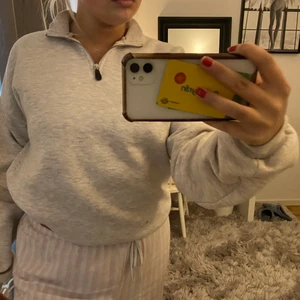 Zip hoodie - Zip hoodie från nelly. Oanvänd endast testad. Jätteskönt invändigt o snygg.