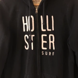 Hollister tröja - Mörkblå/ svart hollistertröja. Mycket bra kvalite. Storlek L (ganska liten i storleken)