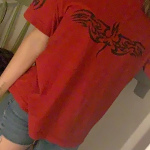 röd cool tshirt  - röd cool t-shirt köpt på humana❤️