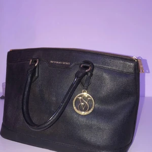 Äkta Victoria Secret väska - En äkta handväska från Victoria Secret. Nypris ca 3000kr. Haft den i cirka 1-2 år, fick i present knappt använd eftersom det inte är min stil av väska. Skriv om mer bilder behövs.