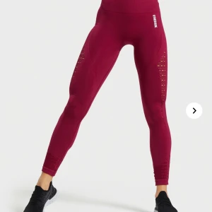 Gymshark tights - Säljer mina tights från gymshark i modellen Energy+seamless leggings. I storlek Small och som i nyskick, max använda 3/4 gånger. Färgen är som på dom sista två bilderna. Frakt 48💕💕