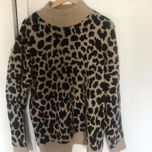 Stickad tröja från NAKD i leopard mönster. Knappt använd! Köparen står för frakten 