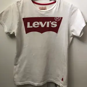 Vit Levis T-shirt med rött tryck, självklart äkta! Är osäker på storleken men ungefär en XXS❤️ 75kr, köparen står för frakten! Skriv om ni undrar något!