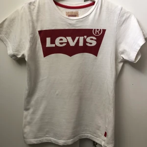 Levis T-shirt  - Vit Levis T-shirt med rött tryck, självklart äkta! Är osäker på storleken men ungefär en XXS❤️ 75kr, köparen står för frakten! Skriv om ni undrar något!