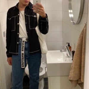 Skjorta  - Svart skjorta med vita/silver detaljer. 150kr