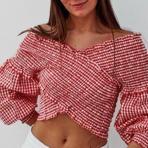 Oanvänd topp från Zara - Superfin topp från Zara, endast testad. Går att bära antingen odd shoulder eller med täckande axlar. Storlek S! Frakt på 49kr tillkommer ❤️