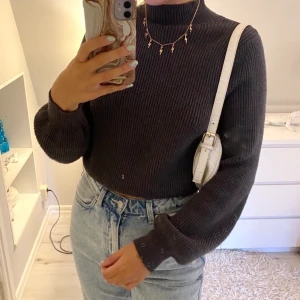 Mörkgrå stickad tröja - En stickad tröja från Zara i den mest perfekta mörkgråa färgen🥰 Den är inte använd alls mycket! Köparen står för frakten💕 (Fläckarna är såklart inte på tröjan, utan på spegeln!!) 