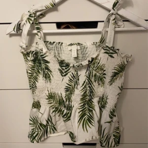 Linne - Nu säljer jag ett linne som jag använt 1gång super fint o kan användas till tex jeans.40kr+frakt,storlek s