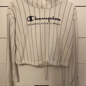  Champion  - Säljer en super mysig hoddie med knyte ner till och vida armar,storlek s,100kr+frakt