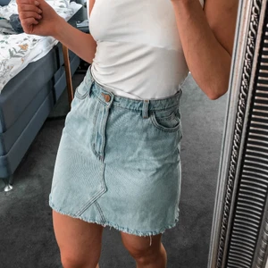 Jeans kjol Monki str 38  - Använd fåtal gånger. I väldigt bra skick. Storlek 38. 250 kr inklusive frakt. 