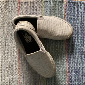 Vans  - Ett par vans slip ons i storlek 38! Sparsamt använda. Kan mötas upp i Uppsala eller frakta! Köparen står för frakt! 🥺