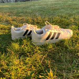 Adidas skor  - Ett par adidas skor använda ca 1 gång där med är dem i fint skick. I  storlek 36, 340kr inkl frakt 💖