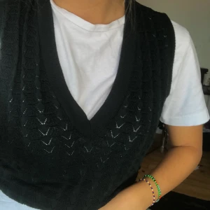 Linne - Jättefint linne/väst från Zara. Linnet är mörkgrönt med snyggt mönster. Använt endast två gånger, köparen står för frakten 💞 om ni är intresserade får ni gärna buda, högtsa budet imorgon 20:00 får den! Högsta bud atm 220+frakt