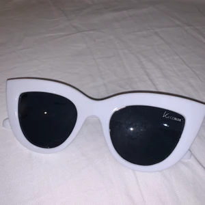 Vita solglasögon från K.Cobler. - Snygga solglasögon. Nästan aldrig använt så i bra skick. 65 kr inkluderad frakt.