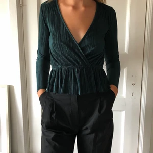 Mörkgrön blus - Grön blus i plisserat tyg🌿 väldigt bra skick men kommer tyvärr inte till användning.