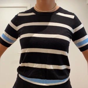 Stickad t-shirt  - Snygg stickad T-shirt från Zara, passar perfekt till ett par ljusa jeans på vintern, använd en del! Köpare står för frakt☺️💕💕