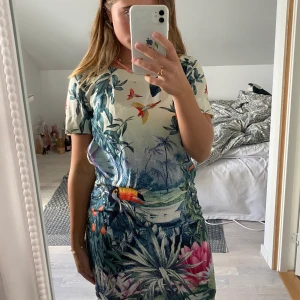 Klänning i fint mönster från hm🥰 - Väldigt sparsamt använd, i mycket bra skick! Superfin till sommaren, i ett lätt material🥰