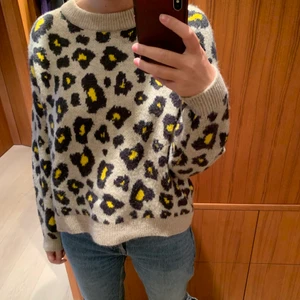 Stickad tröja - Stickad tröja med gult leopard mönster från mango. Använd 1 gång. Storlek L💕