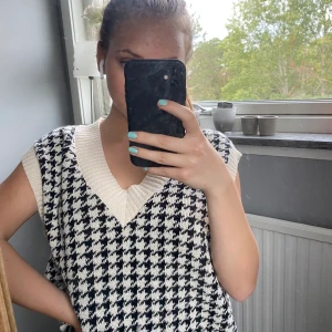zara väst - Väst från Zara som är jättepopulär just nu. Köptes här på plick men är för stor mig så säljare vidare🖤Storlek M