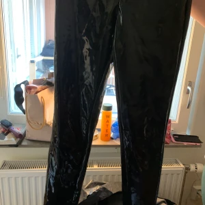 Skinnbyxor  - Lackbyxor, endast använd 2 gånger, i nytt skick. Ink frakt 