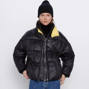 Jacka  - Svart jacka från zara med gula detaljer. Använd fåtal gånger. Har utgått i sortiment. Nypris 699 kr. Köparen står för frakt💓