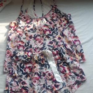 Silkespyamas - Detta är en aldrig använd pyjamas i ett silkesliknande tyg väldigt mjuk och luftig