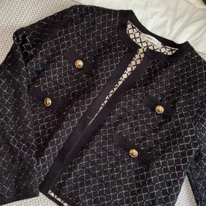Snygg kofta från Zara i Chanel-stuk - Elegant kofta från Zara i Chanel-stil, storlek M. Knappt använd. 