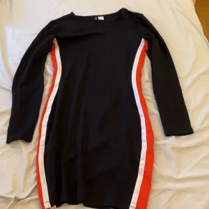 Klänning - Svart klänning med ränder vid sidorna 