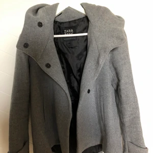 Kappa - Perfekt till hösten! Ljusgrå kort kappa från Zara. I mycket fint skick då den aldrig är använd, helt ny😊 Köparen står för frakten. Skriv gärna om du är intresserad😊