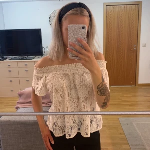Off-shoulder top bik bok - Krämvit off-shoulder spetstop från Bik Bok i storlek XS. Säljer då jag inte använder den längre men den är i jättebra skick! Köparen står för frakten som kostar 45kr.