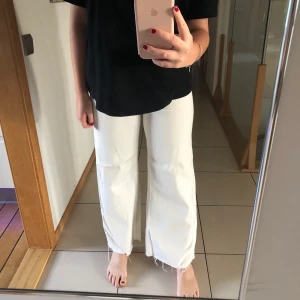 Vita Zara jeans supersnygga  - Vita jeans från zara, använd fåtal gånger. Stretchiga och sköna, sitter bra