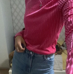 Randig mesh polo från monki - Nu var det dax för denna topp att lämna garderoben och få ett nytt hem och en ny ägare. Nästan oanvänd topp från monki. Inte används speciellt flitigt pågrund av att den inte riktigt är min stil. Sjukt cool dock! Storlek S (passar andra storlekar utifrån vad du vill ha för passform)! Kontakta om du har några frågor! :))