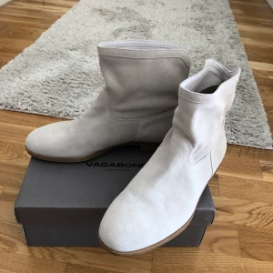 Nya Vagabond stövletter i äkta mocka - Nya Vagabond stövletter i äkta mocka 🍁Storlek 41 🍁Nypris 1395 kr 🍁Mitt pris 350 kr eller högstbjudande 🍁Säljes i sin originalkartong 🚫Djurfritt och rökfritt hem 📍Kan mötes upp i Mölnlycke 📬Kan skickas mot fraktkostnad(63 kr-skicka lätt)