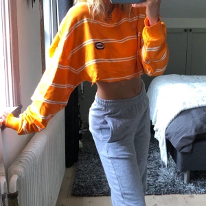 orange croppad tröja  - Fint skick, från en skateaffär, står Fresh på bröstet 