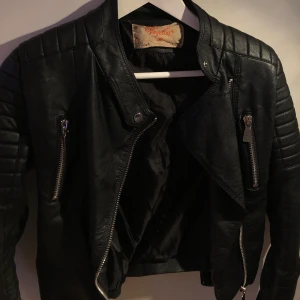 Skinnjacka  - Säljer denna då den är för liten. Har användt den för cirka 4 år sedan men den är inte sliten. Nypris 699:- 