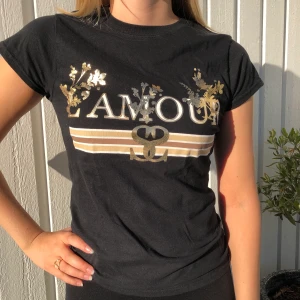 Tröja med tryck  - Marinblå tröja med tryck från riverisland. 30kr+ frakt, först i kvarn eller högsta bud. 