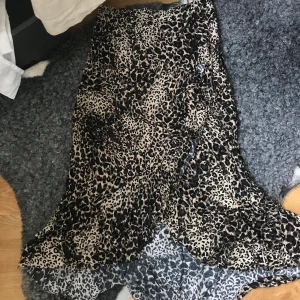 Volangkjol leopard  - Supersnygg leopardmönstrad lång volangkjol. Dragkedja i sidan. Passar perfekt till hösten! 