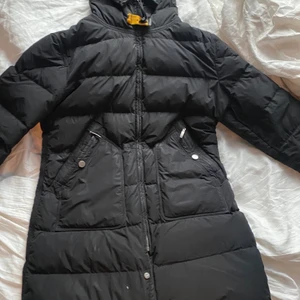 Jacka  - En svart parajumper jacka i den längre modellen. Jag är 165 och den täcker lite längre än rumpan på mig.  Pälsen är inte med på bilden men kommer självklart att följa med när den säljs. Säljer för att dem inte kommer till användning. Obs det finns ett litet hål på framsidan av jackan som lätt går att laga eller fixa själv. Bud från 1000köp direkt för 1500. Frakt tillkommer. 