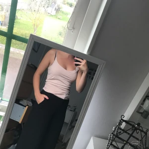 Vanligt rosa linne  - Vanligt rosa linne från lager. Knappt använd. Säljer pga har blivit för små. Priset kan diskuteras. Köparen står för frakt. Kan mötas upp i Lund.