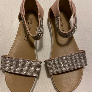 Sandaler med strass stl 38 - Super fina sandaler med strass i ljusrosa fejkskinn. Endast provade! Storlek 38. Kommer från djur- och rökfritt hem. Frakt tillkommer!