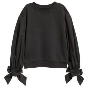 svart sweatshirt  - En svart sweatshirt med större tyg armar, tyget i mitten är sweatshirt medans tyget i armarna är vanligt tyg. Den är simpel men ändå utstickande och snygg. Passar till allt , inte alls mycket använd så i bra skick  utan slitningar samt fläckar.            Kan mötas i Göteborg annars står köparen för frakten 😊