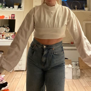 Oanvänd croppad tröja - Oanvänd croppad vit tröja från Boohoo! I strl 38, tag kvar. Har super mjukt material inuti och lite högre krage🥰
