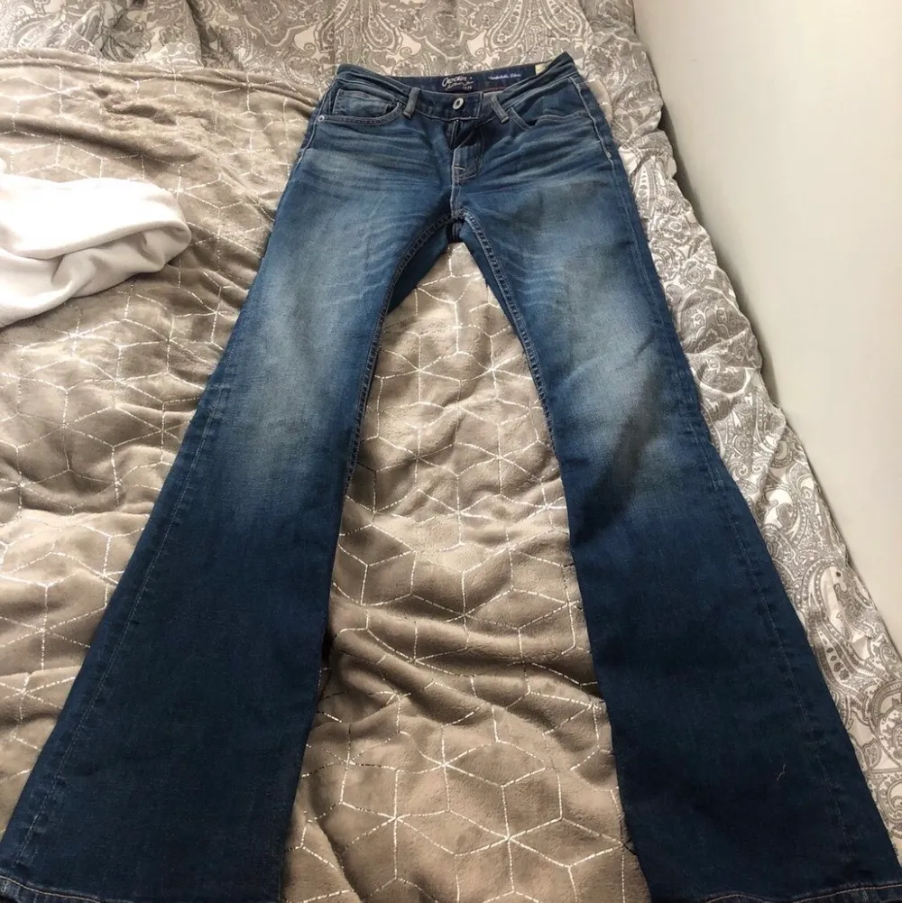 Jeans från crocker!! För små för mig, och när jag dragit upp byxorna har det blivit hål (se bild 3) där man sätter in skärpet! Modell: Janice. Waist:26 Length: 32. Jeans & Byxor.