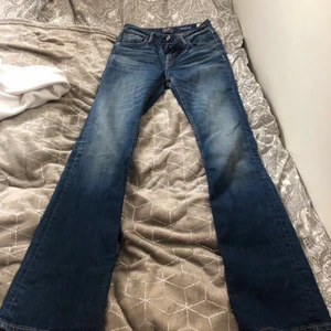 Jeans från crocker - Jeans från crocker!! För små för mig, och när jag dragit upp byxorna har det blivit hål (se bild 3) där man sätter in skärpet! Modell: Janice. Waist:26 Length: 32