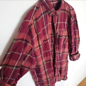 Skjorta  - Rutig skjorta från Dressman i 3XL Så den är oversize. Köpt för 399kr och säljs för 150kr. Knappr använd. Finns att hämta i Fruängen men kan även mötas upp i Stockholm. Ska den skickas så står köparen för frakt💫