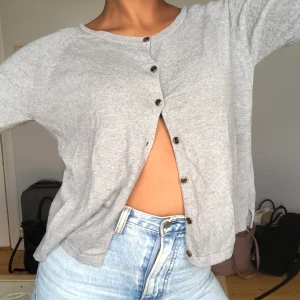 Grå kofta - Jättefin grå kofta som går att styla på många olika sätt (några exempel på bilderna)