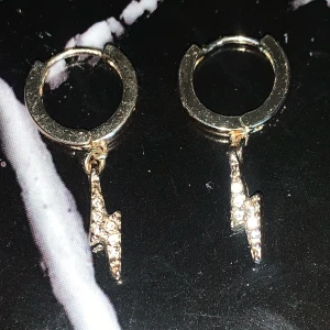 Örhängen blixtar  - Oanvända!! Köpta för 159kr! Sterling silver. Frakt ingår i priset